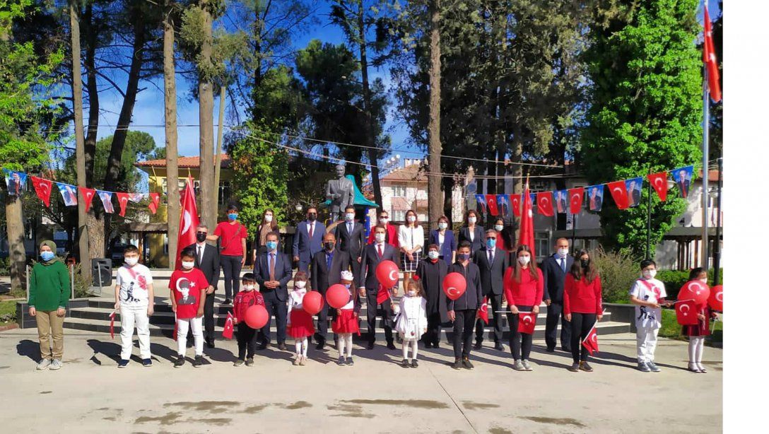 23 Nisan Ulusal Egemenlik ve Çocuk Bayramı İlçe Çelenk Sunma Programımız Cumhuriyet Meydanı Atatürk Anıtı'nda Gerçekleşti.