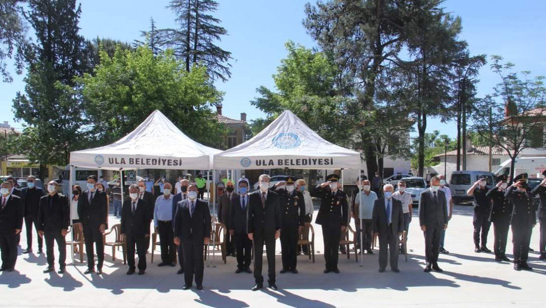 19 Mayıs Atatürk'ü Anma, Gençlik ve Spor Bayramı İlçe Çelenk Sunma Programı Cumhuriyet Meydanı Atatürk Anıtı'nda Gerçekleşti.