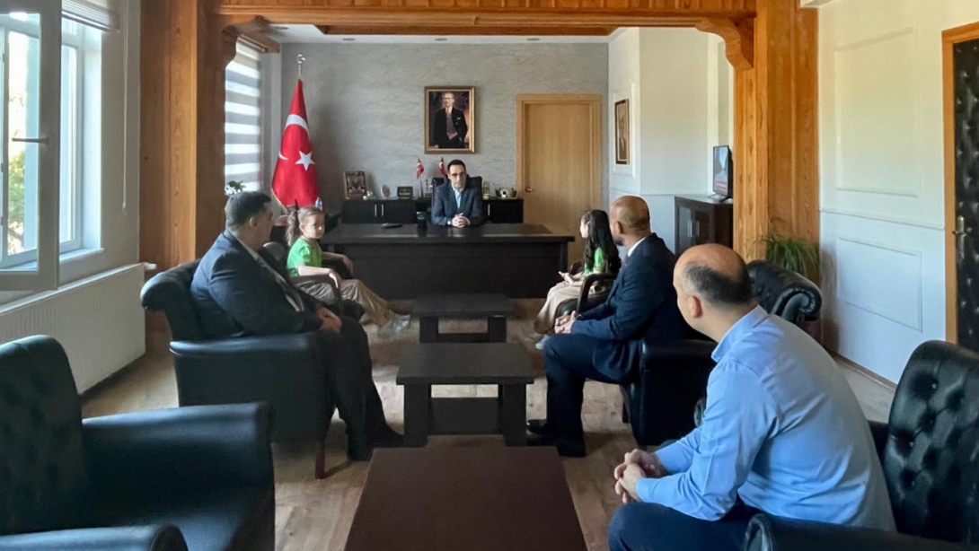 2025-2026 EĞİTİM ÖĞRETİM YILI İLKÖĞRETİM HAFTASI MÜNASEBETİYLE KAYMAKAMIMIZ SAYIN MEHMET RIDVAN DOĞAN MAKAMINDA ZİYARET EDİLDİ